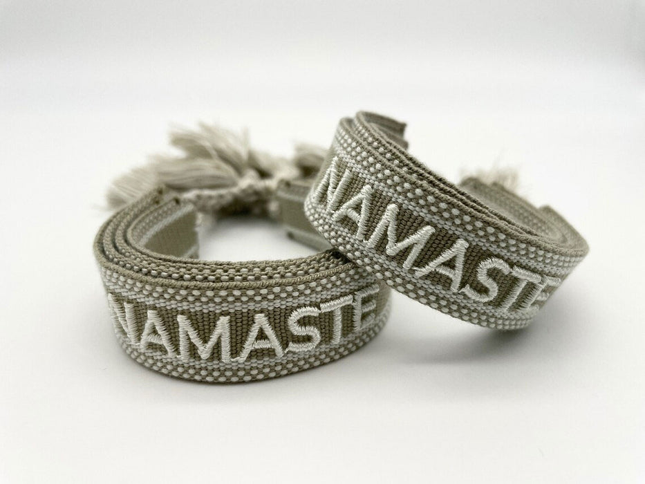 Canvas Statement Armband Namaste Grün Grau besticktes Webarmband