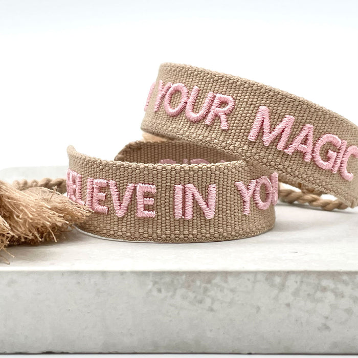 Canvas Statement Armband Believe in Your Magic Taupe Rose besticktes Webarmband